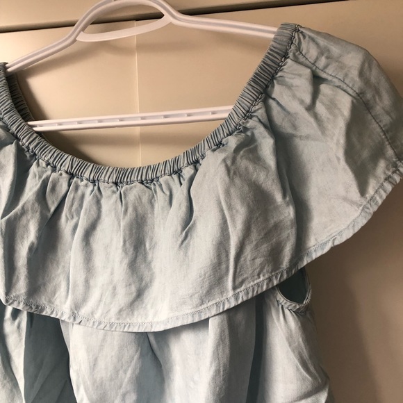 Off-shoulder flowy chambray shirt - Picture 3 of 4